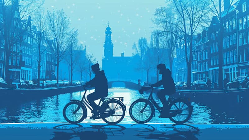 Een stel fietst samen langs de grachten in Groningen.